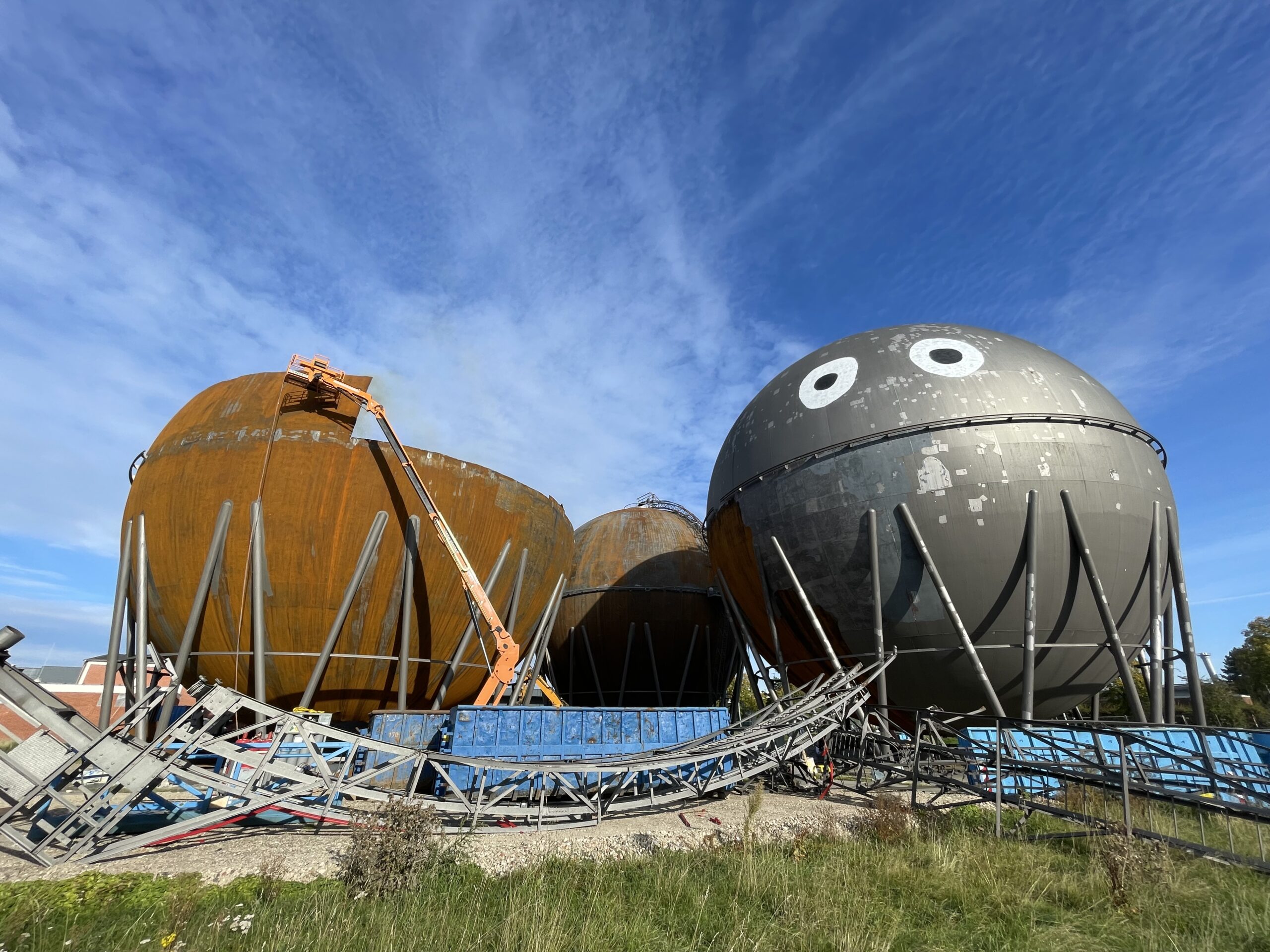 Blick auf die Aachener Gasballons in der Rückbauphase