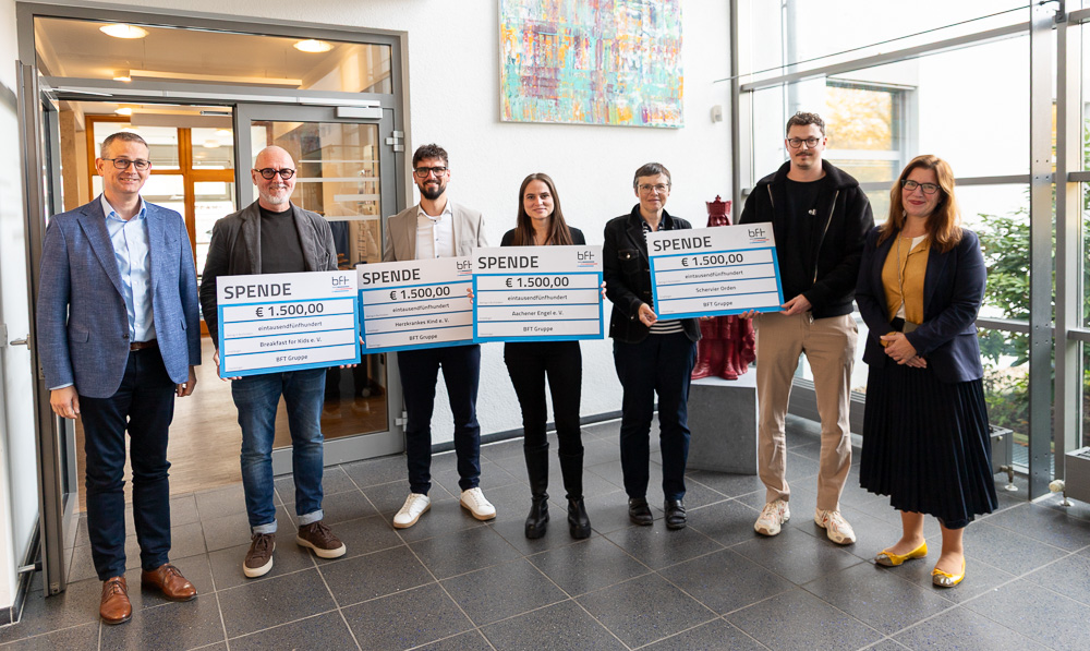 Vertreterinnen der geförderten Vereine zusammen mit zwei Geschäftsführerinnen der BFT Gruppe.