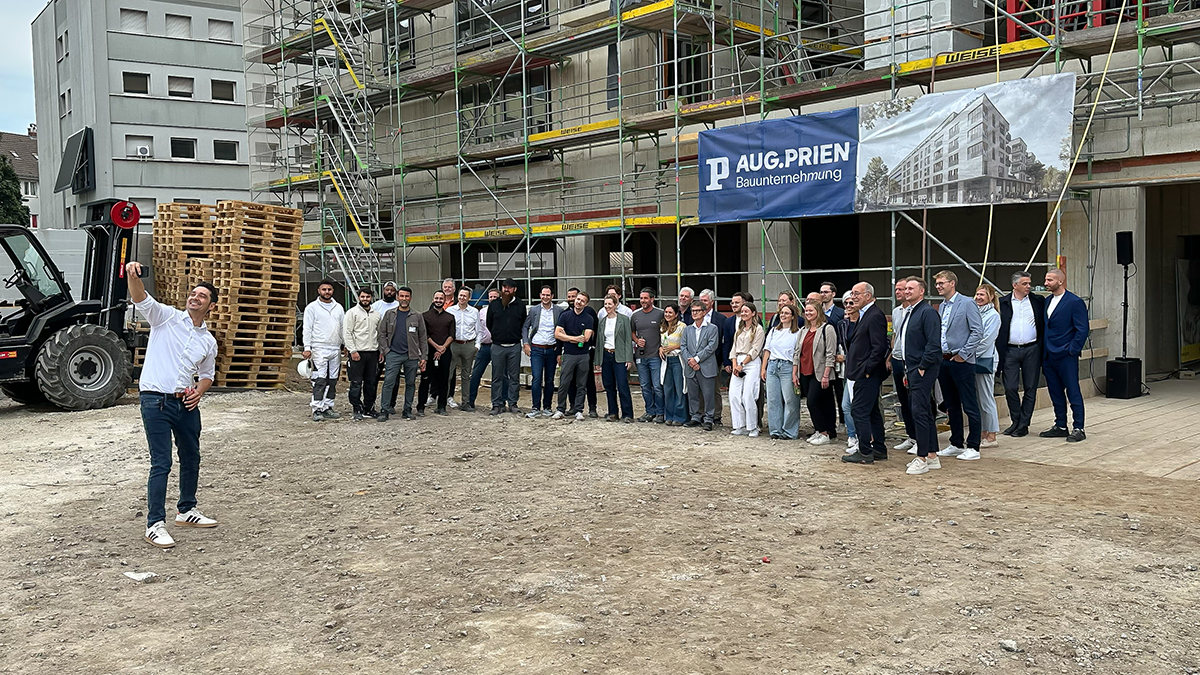 Gruppen-Selfie der Projektbeteiligten beim Richtfest zum Projekt "Leben am Sonnenpark".